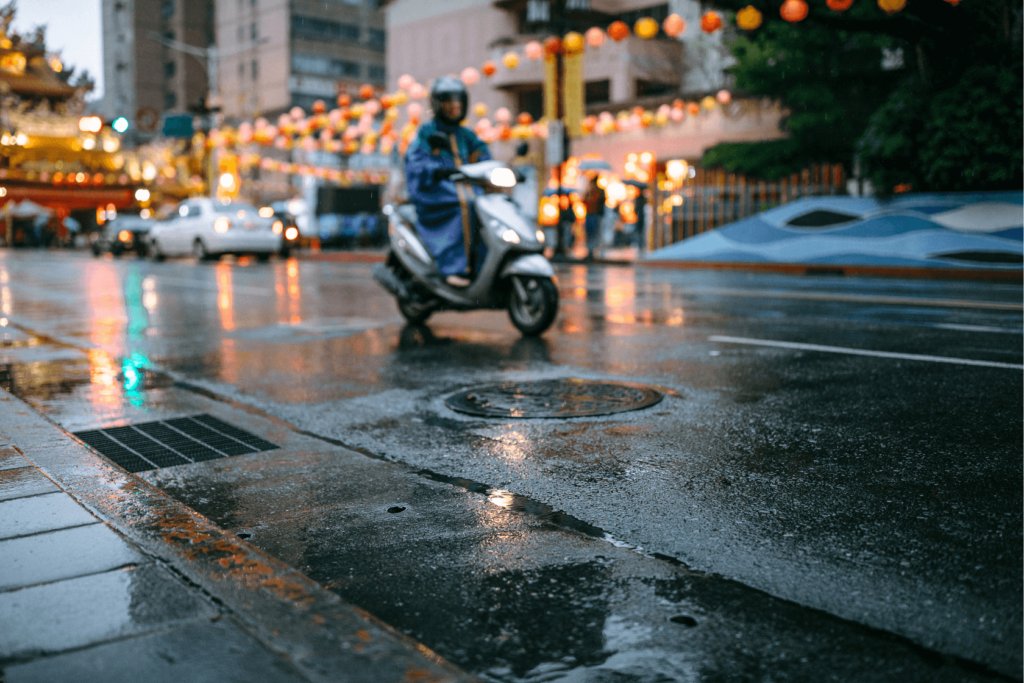 雨の中のバイク